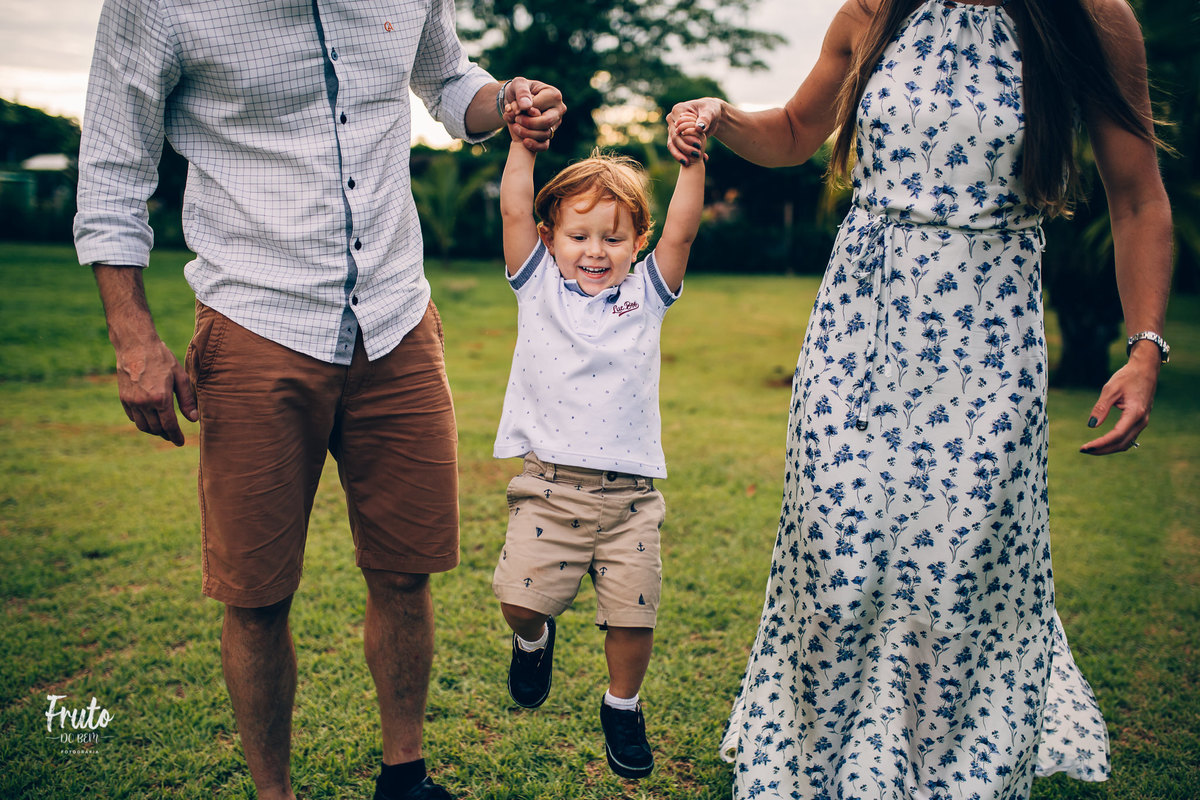 fotos em família em casa renato 2 anos, gramado, jardim, trator, parquinho