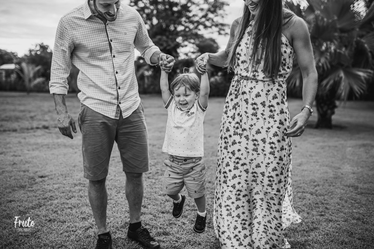 fotos em família em casa renato 2 anos, gramado, jardim, trator, parquinho