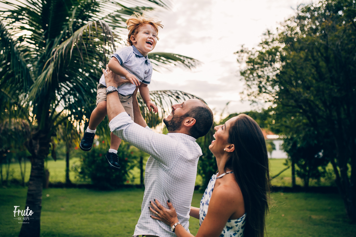 fotos em família em casa renato 2 anos, gramado, jardim, trator, parquinho