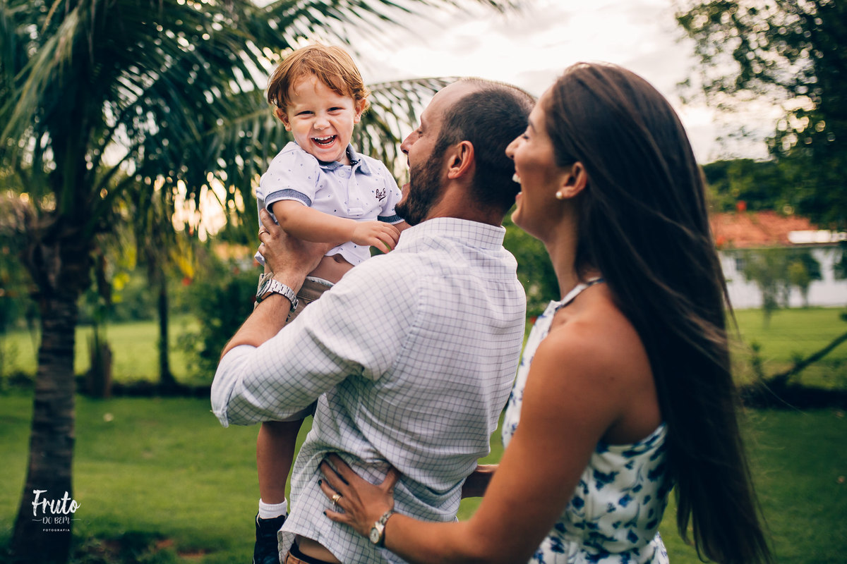 fotos em família em casa renato 2 anos, gramado, jardim, trator, parquinho