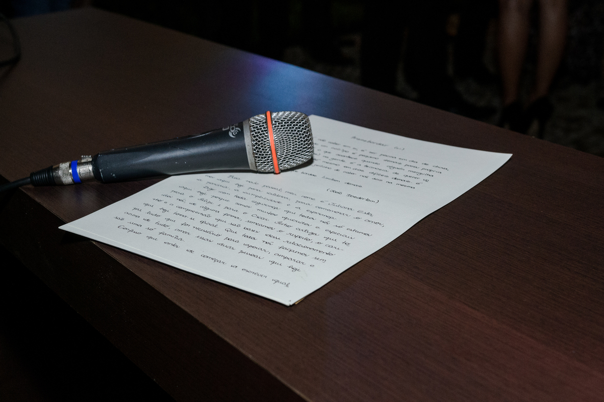 Microfone e discurso de casamento