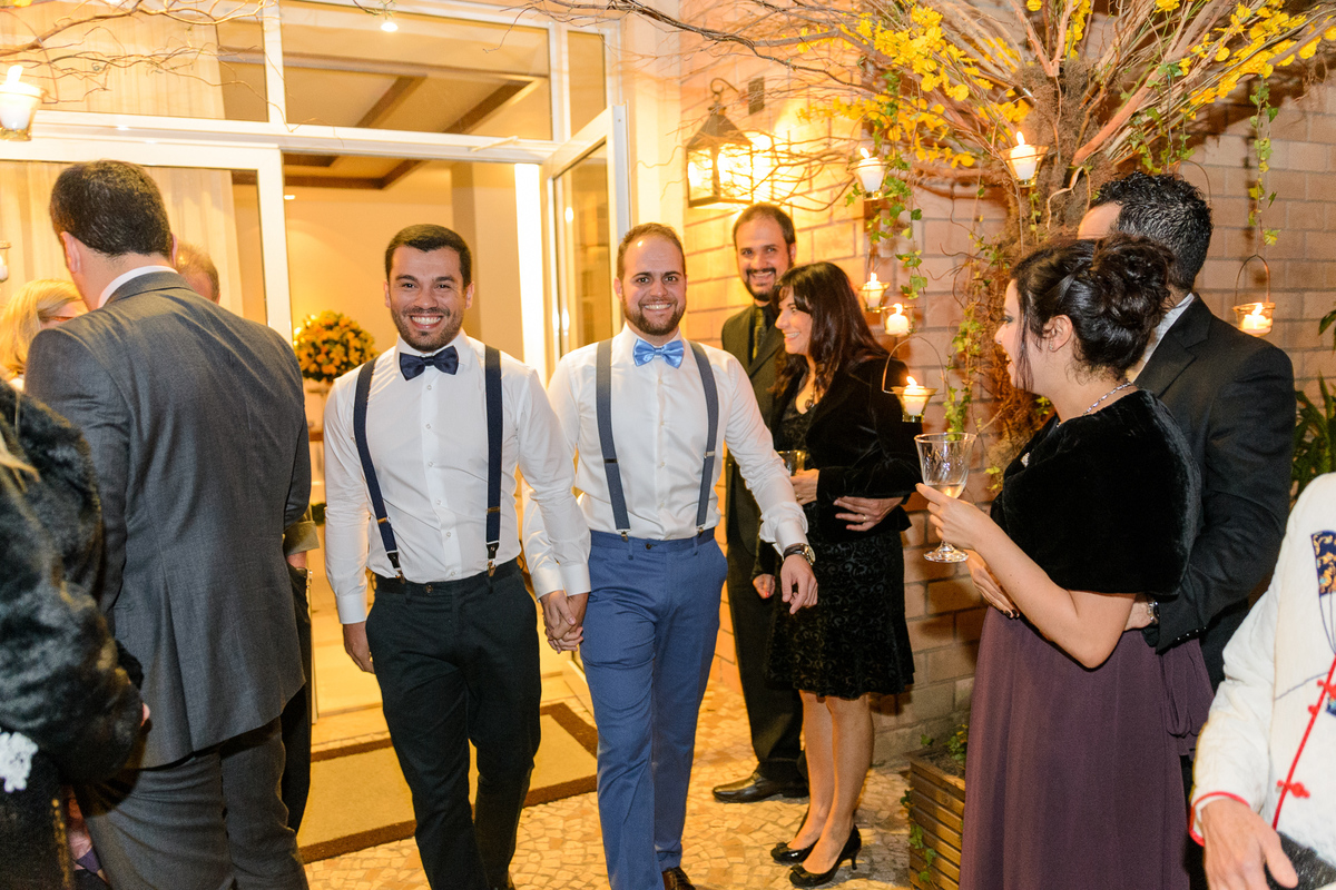 Entrada dos noivos em mini wedding e casamento gay