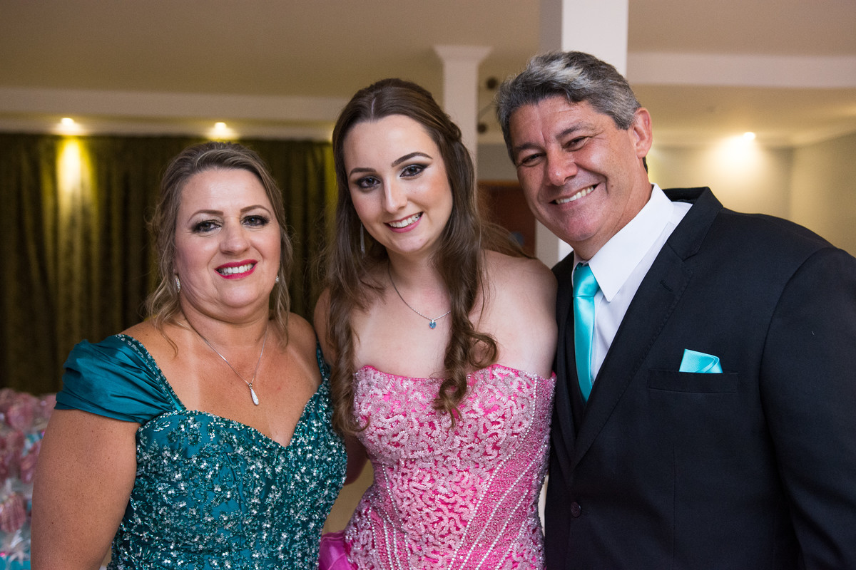 familia junta em festa de debutante