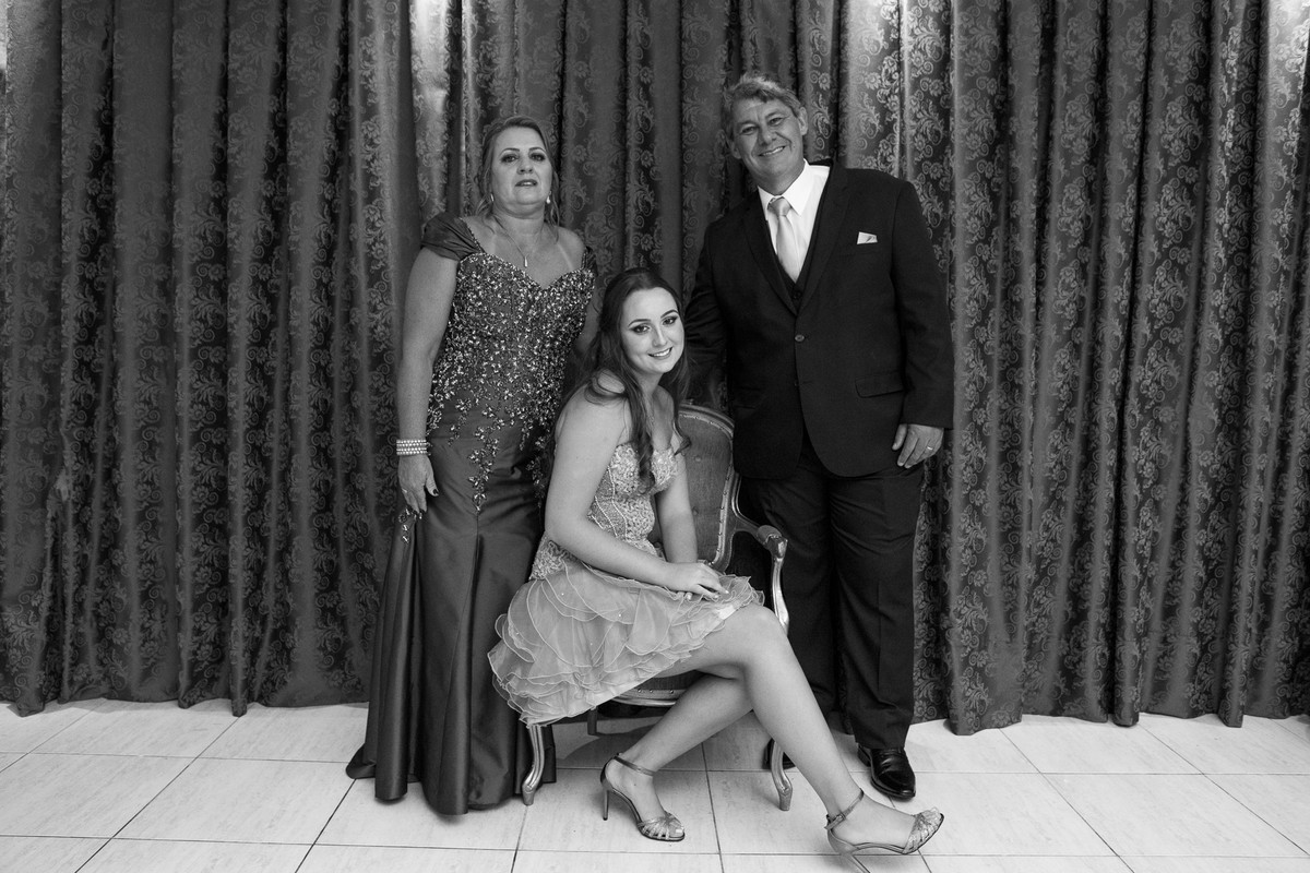 Ensaio de aniversariante e pais em festa de debutante