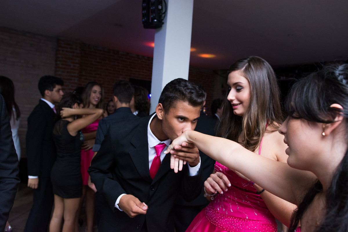 convidado beijando a mão da amiga para pedir uma dança