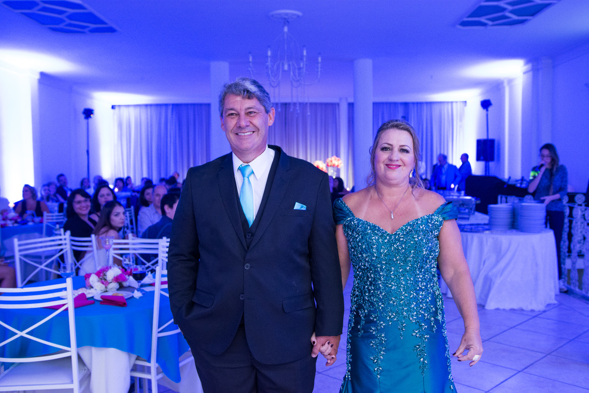 pais entrando para festa de debutante