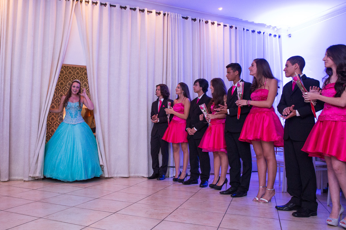 debutante recebendo os quinze casais na festa
