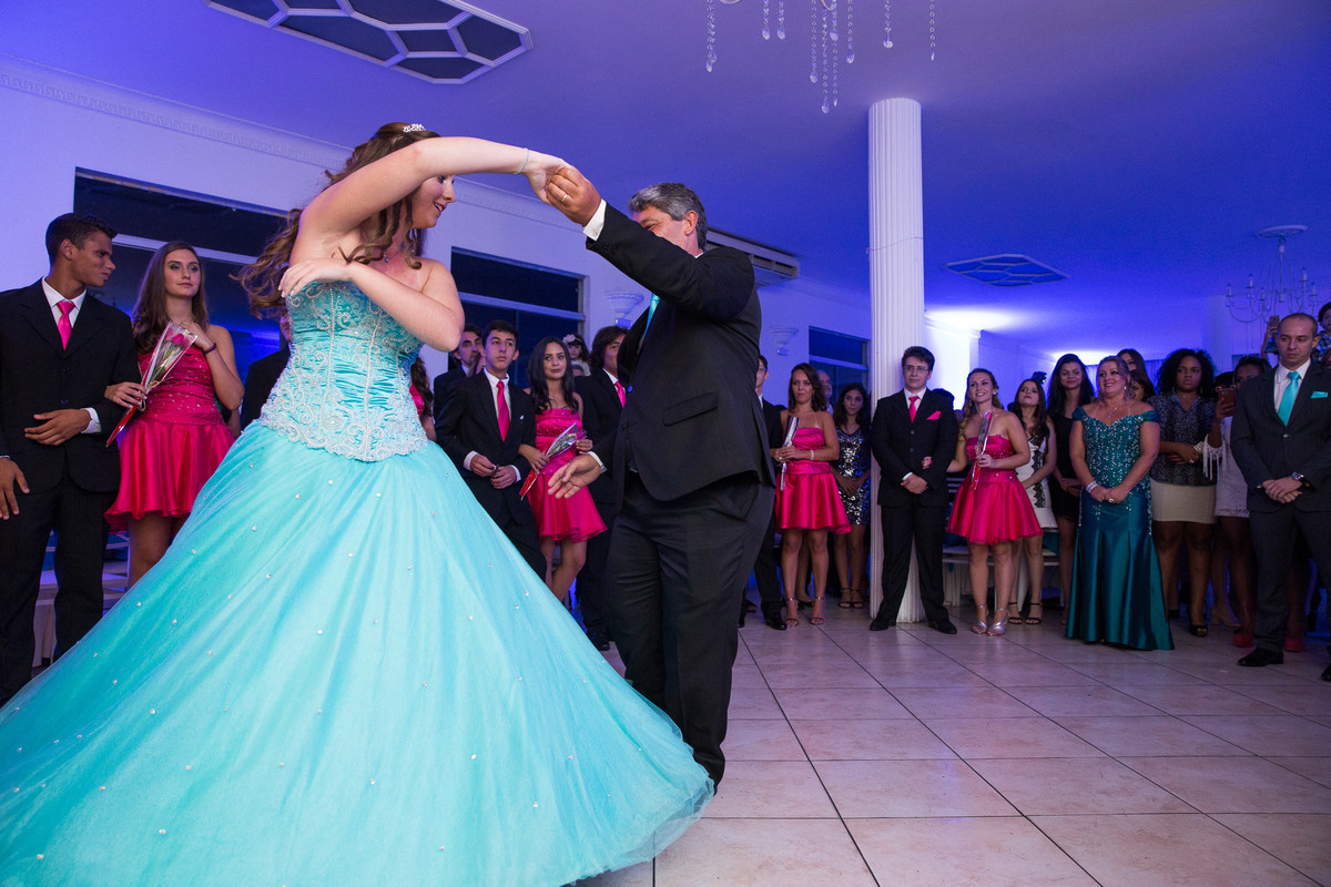 dançando com o pai em valsa de debutante