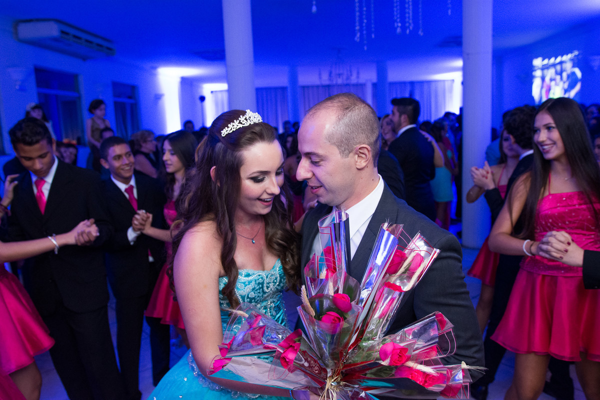 dançando com o irmão em festa de debutante