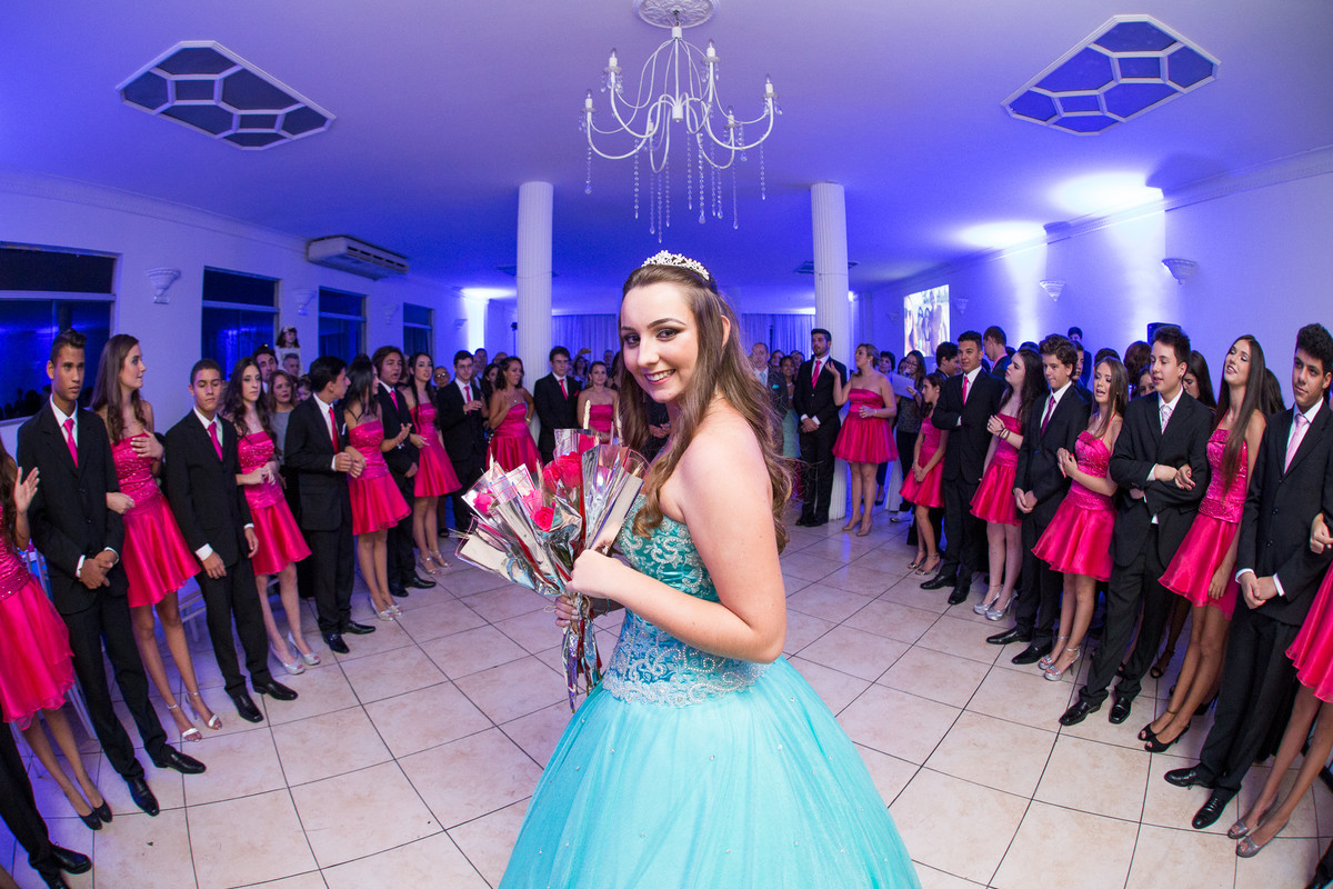 pose durante a valsa de quinze anos debutante