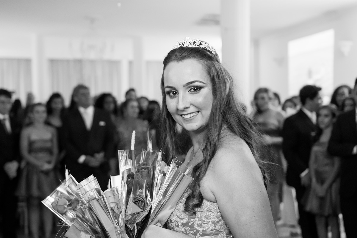 debutante em festa com rosas