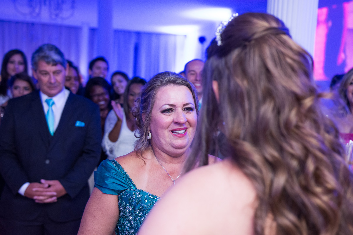 Mãe chorando em festa de debutante
