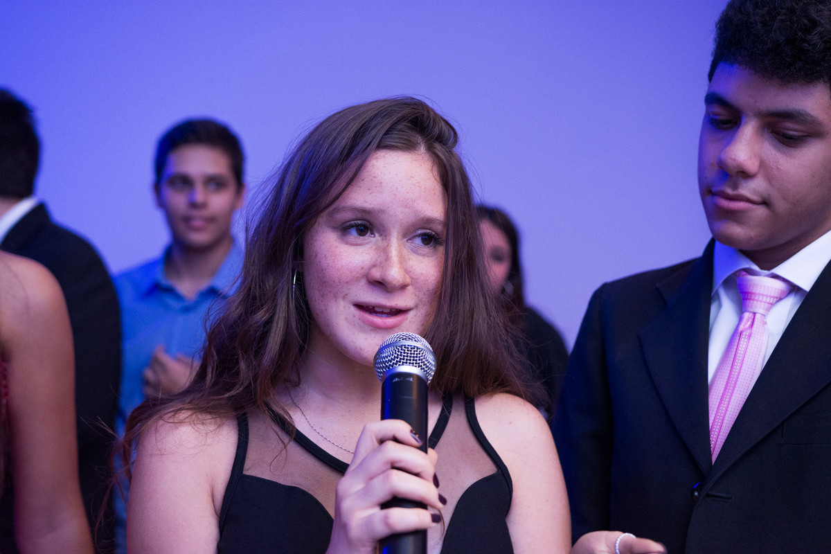 amigas fazendo declaração para debutante em festa