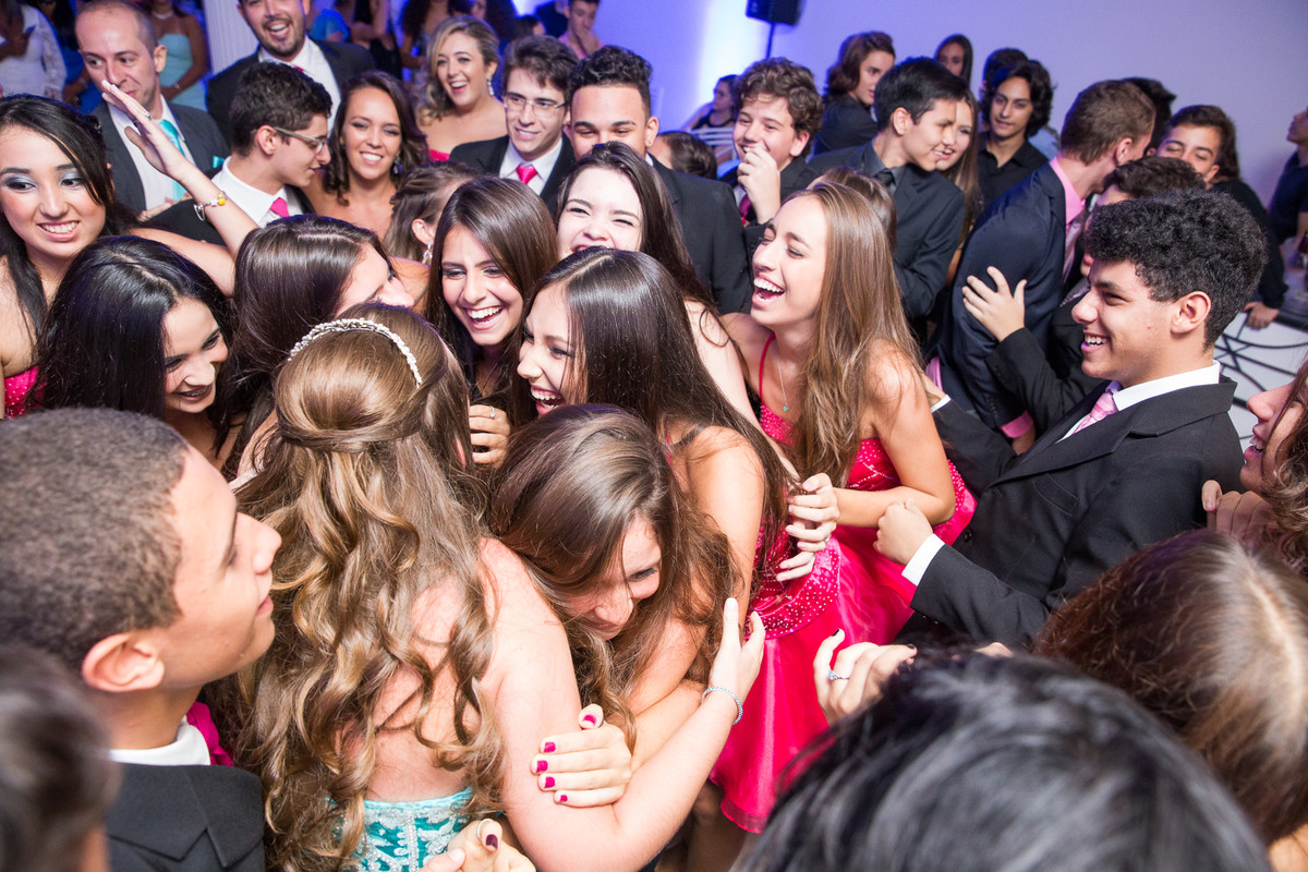 amigos abraçando juntos a aniversariante na festa de debutante
