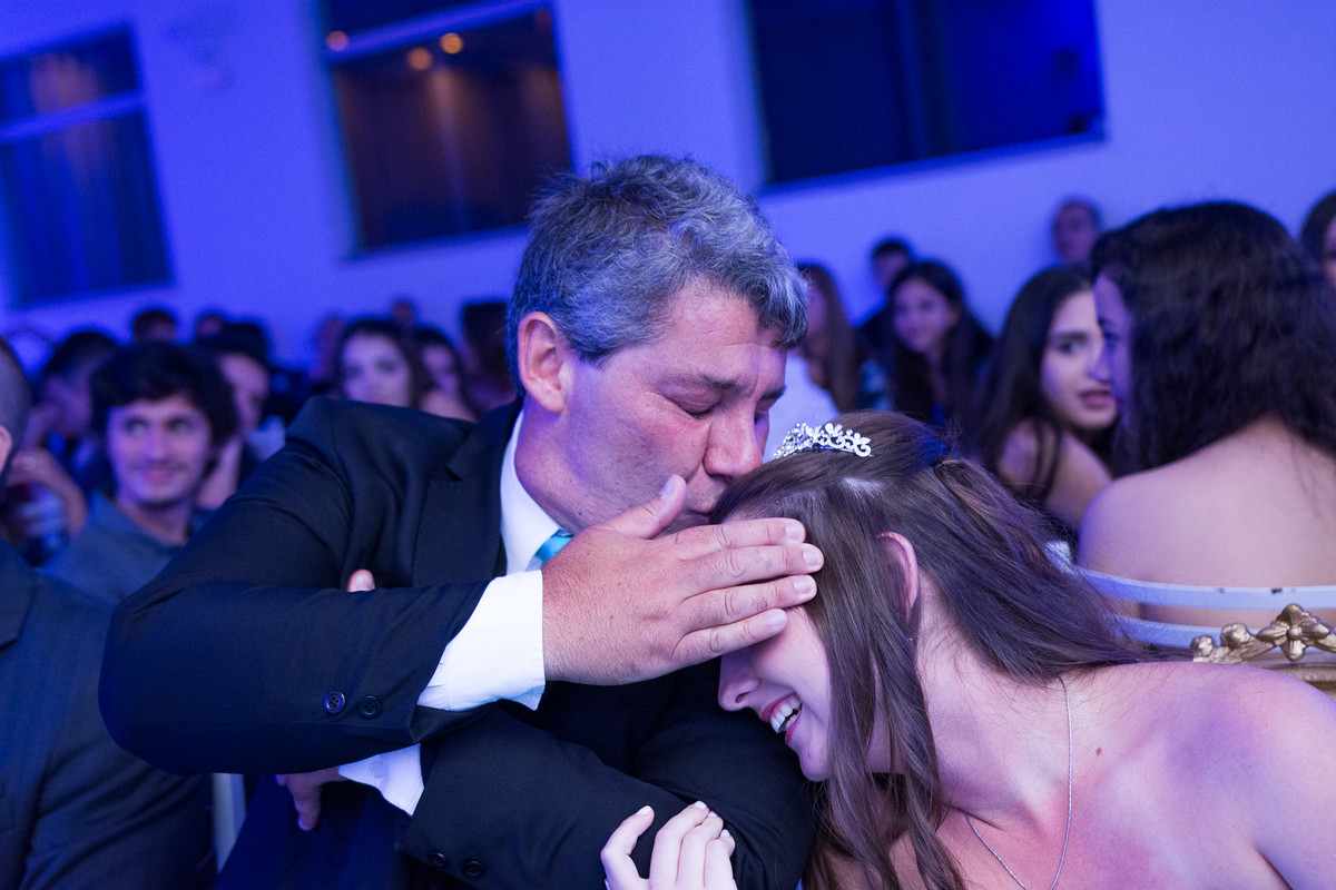 pai beijando filha em festa de debutante