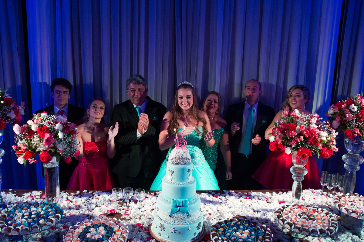 cantando parabéns em festa de debutante
