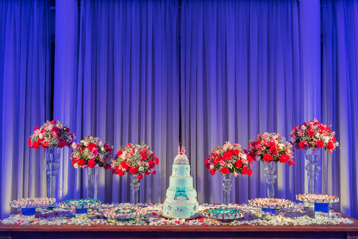 Mesa do bolo de festa de debutante