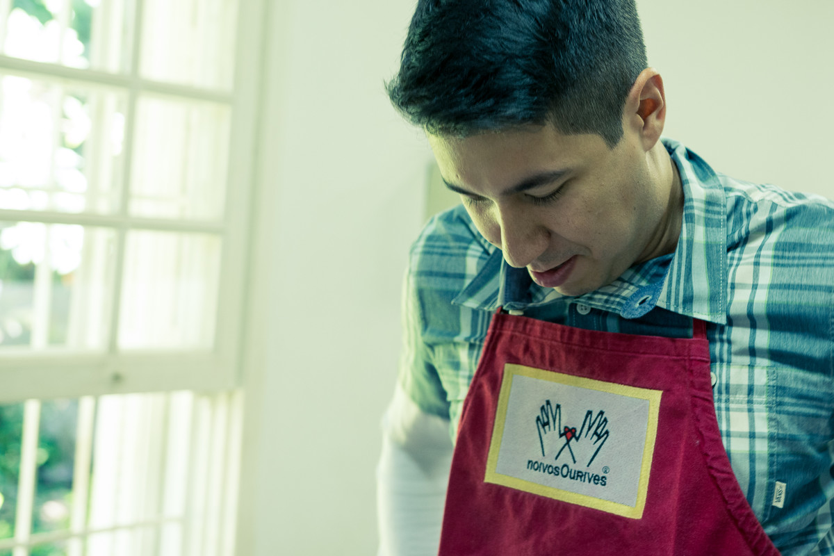 Ensaio pre-wedding casal fazendo alianças noivos ourives