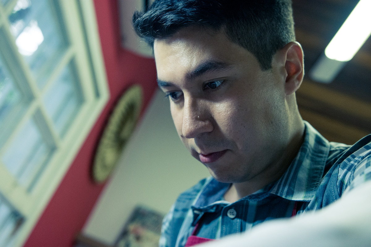 Ensaio pre-wedding casal fazendo alianças noivos ourives