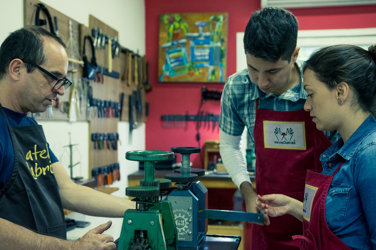 Ensaio pre-wedding casal fazendo alianças noivos ourives