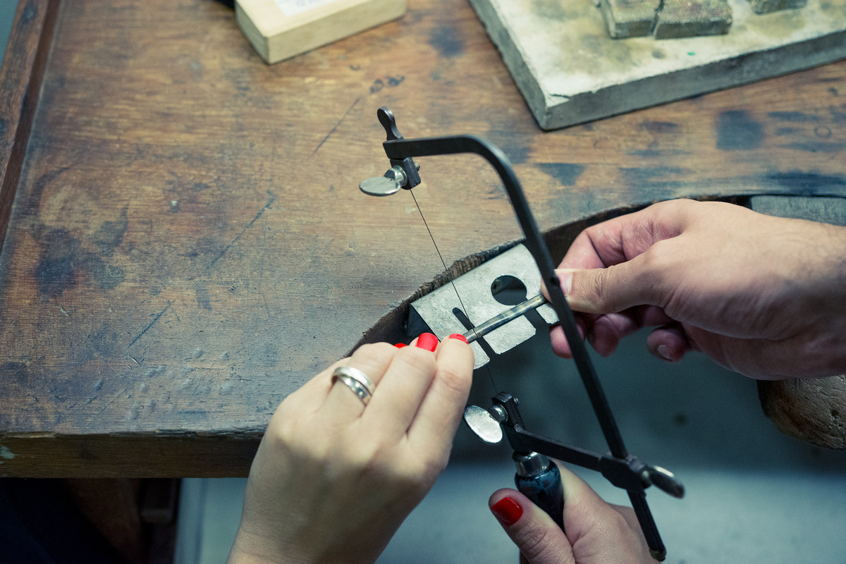 Ensaio pre-wedding casal fazendo alianças noivos ourives