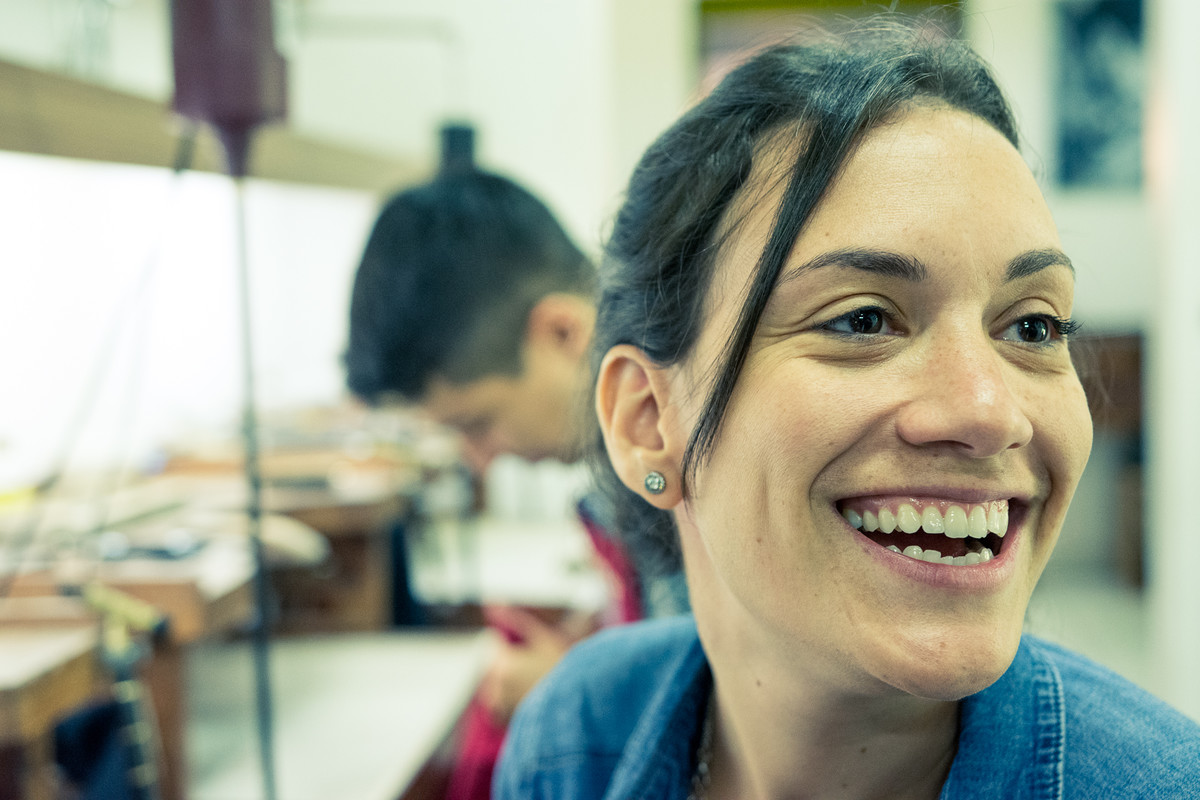 Ensaio pre-wedding casal fazendo alianças noivos ourives