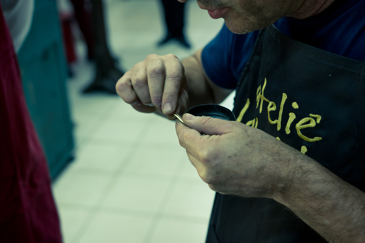 Ensaio pre-wedding casal fazendo alianças noivos ourives