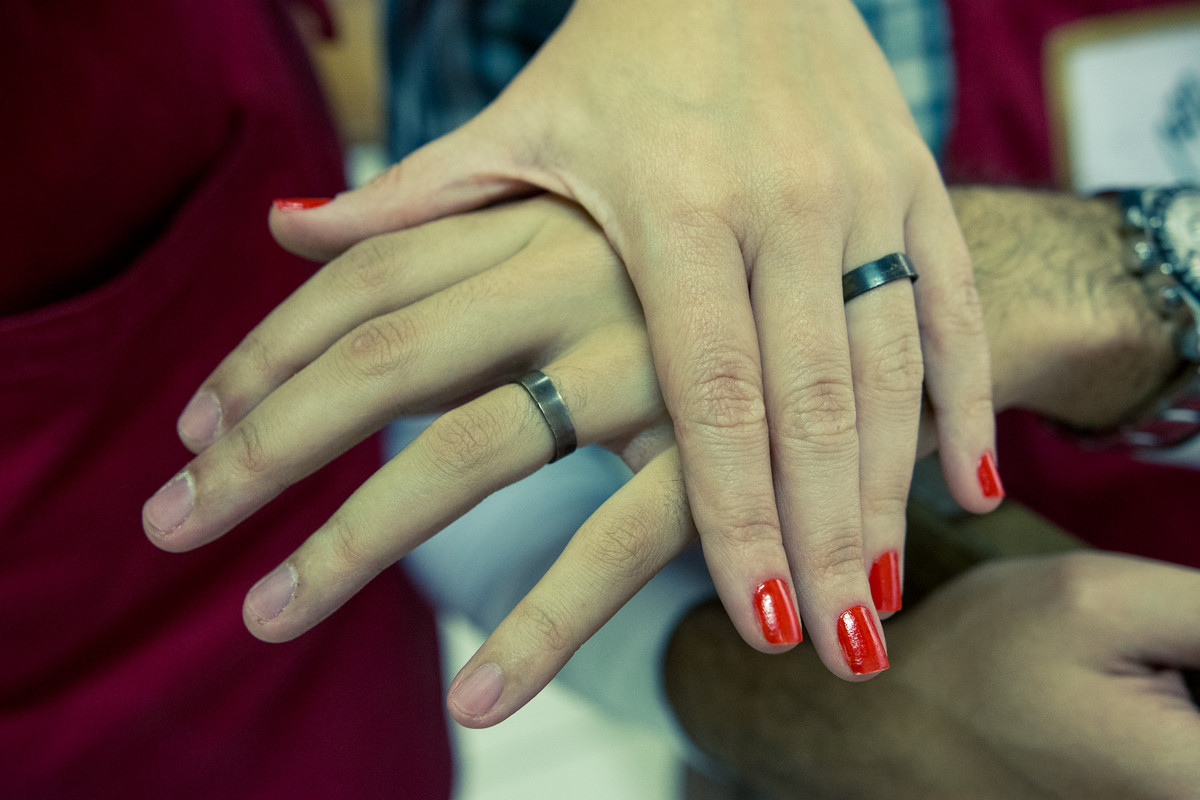 Ensaio pre-wedding casal fazendo alianças noivos ourives