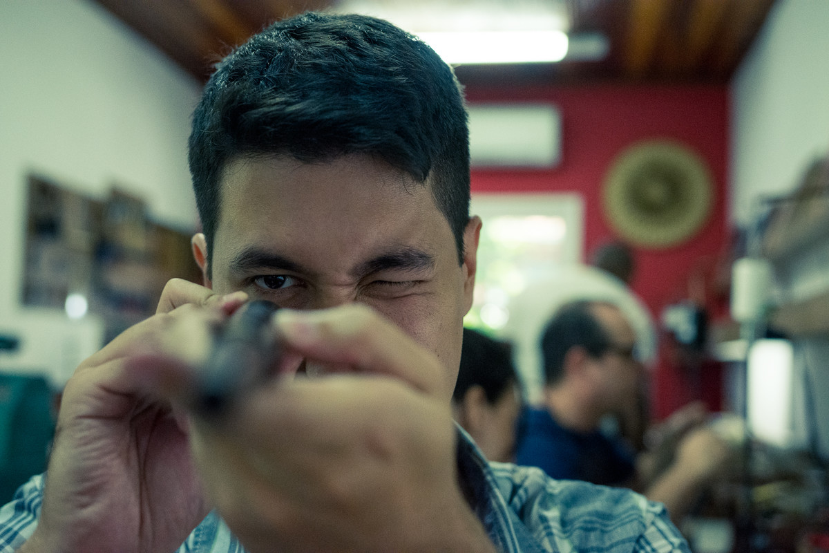 Ensaio pre-wedding casal fazendo alianças noivos ourives