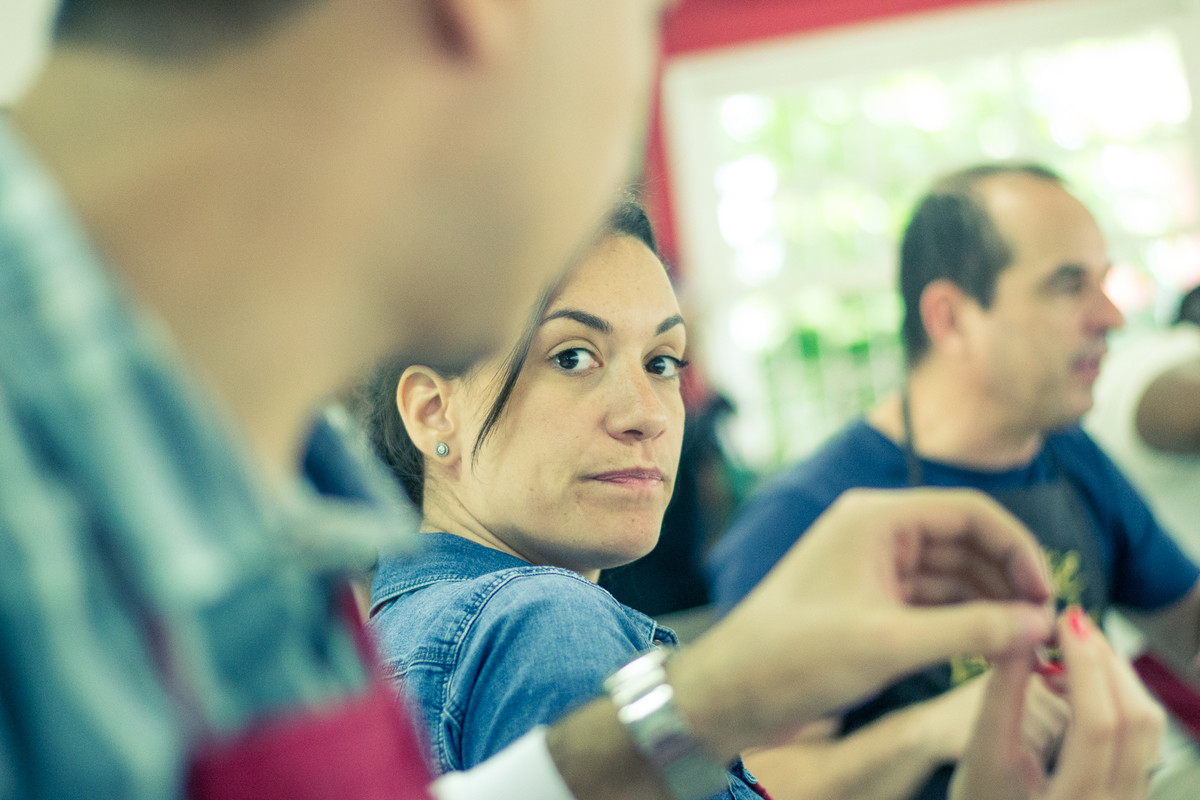 Ensaio pre-wedding casal fazendo alianças noivos ourives
