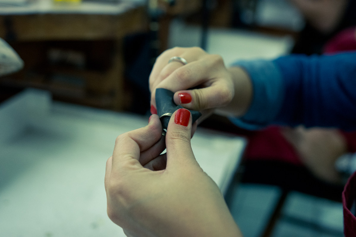 Ensaio pre-wedding casal fazendo alianças noivos ourives