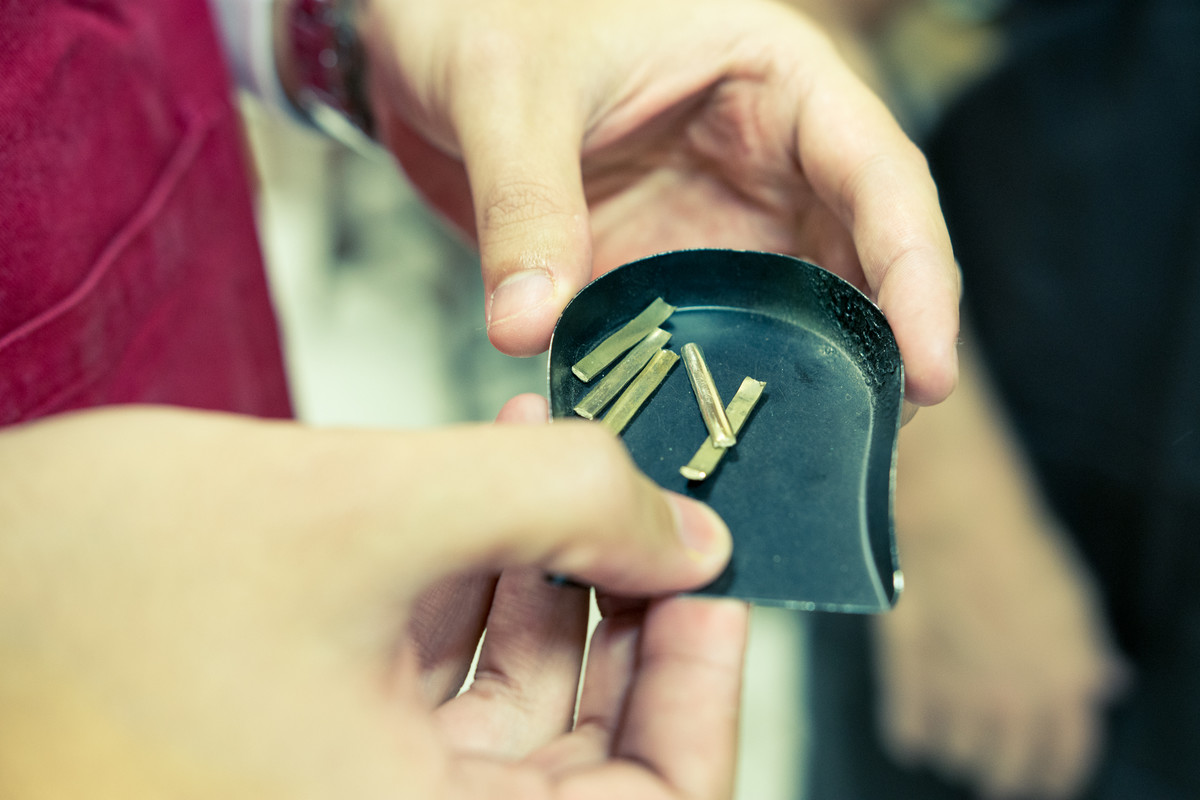 Ensaio pre-wedding casal fazendo alianças noivos ourives