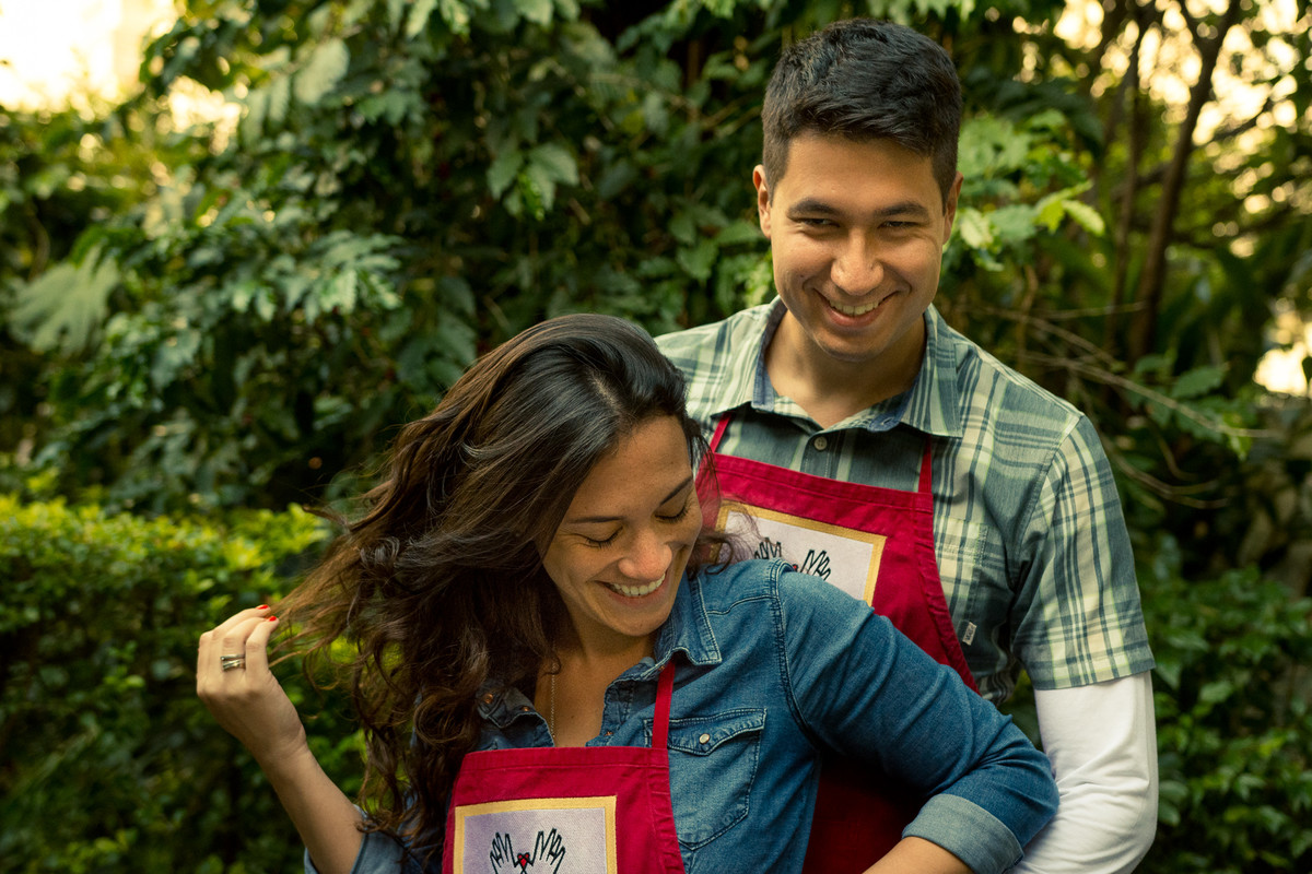 Ensaio pre-wedding casal fazendo alianças noivos ourives