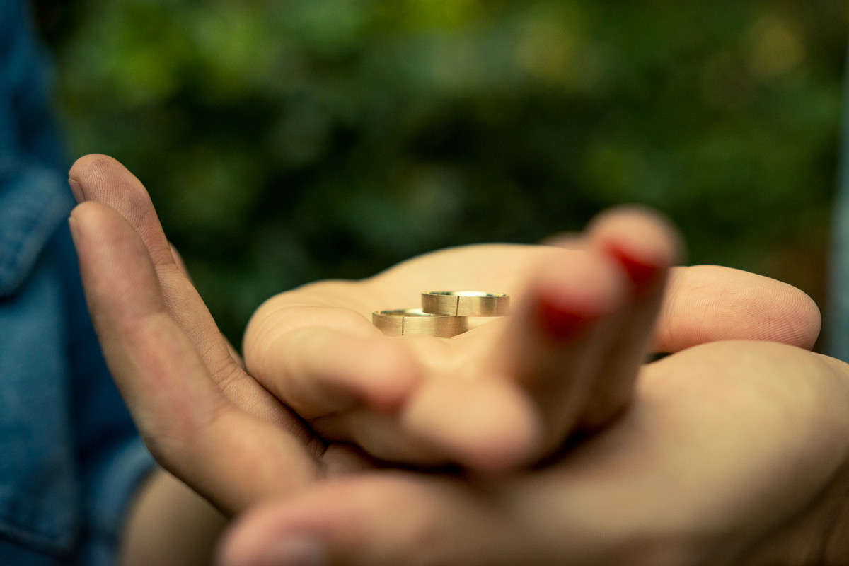 Ensaio pre-wedding casal fazendo alianças noivos ourives