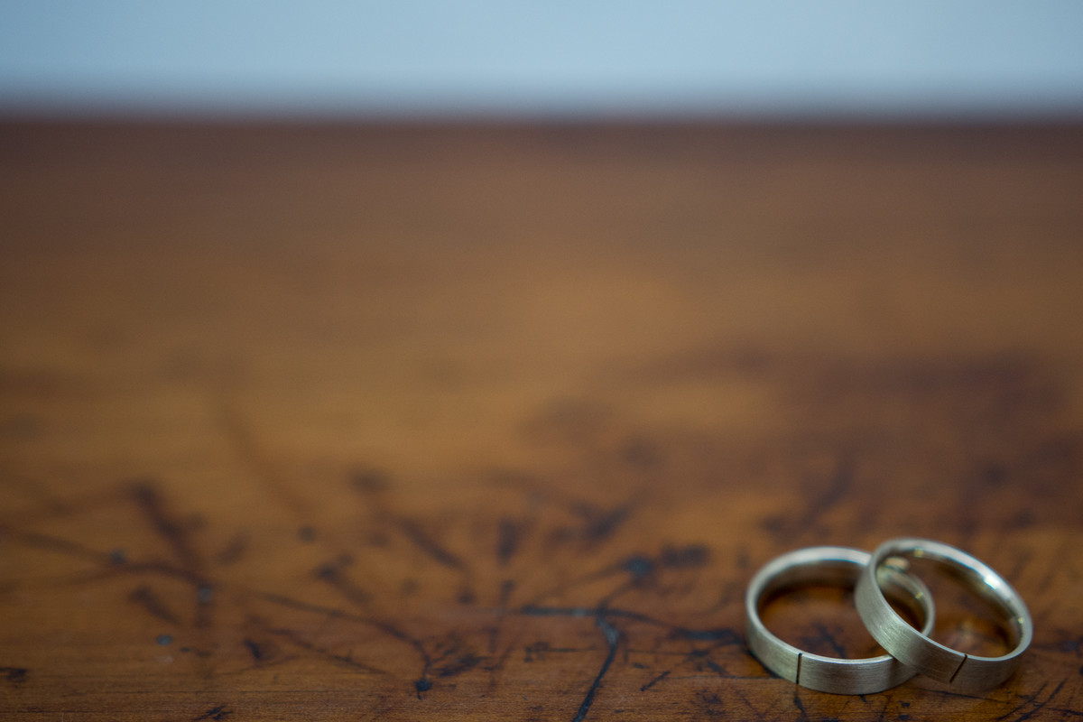 Ensaio pre-wedding casal fazendo alianças noivos ourives