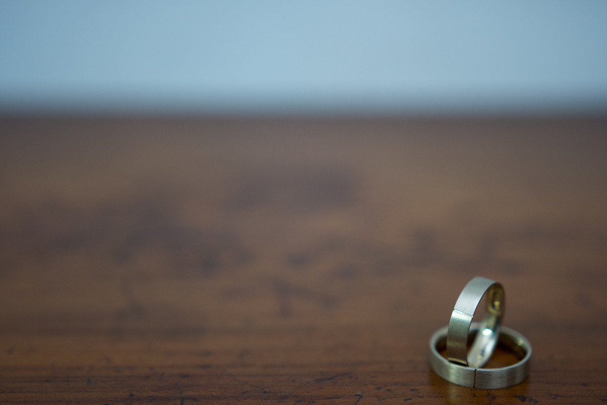 Ensaio pre-wedding casal fazendo alianças noivos ourives