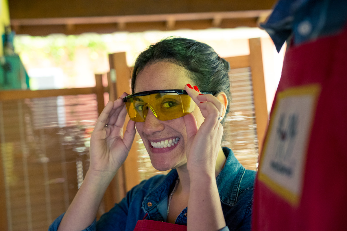 Ensaio pre-wedding casal fazendo alianças noivos ourives