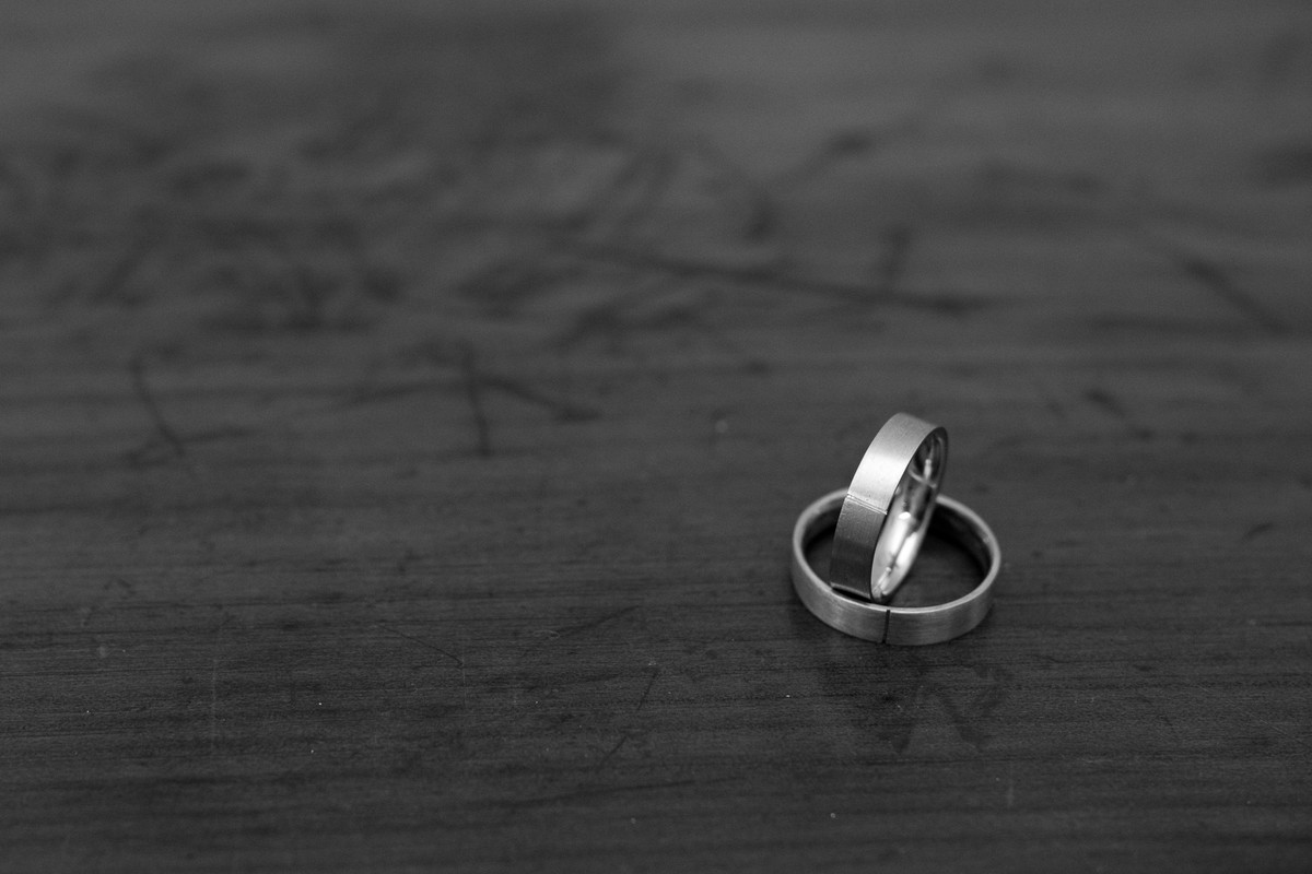 Ensaio pre-wedding casal fazendo alianças noivos ourives