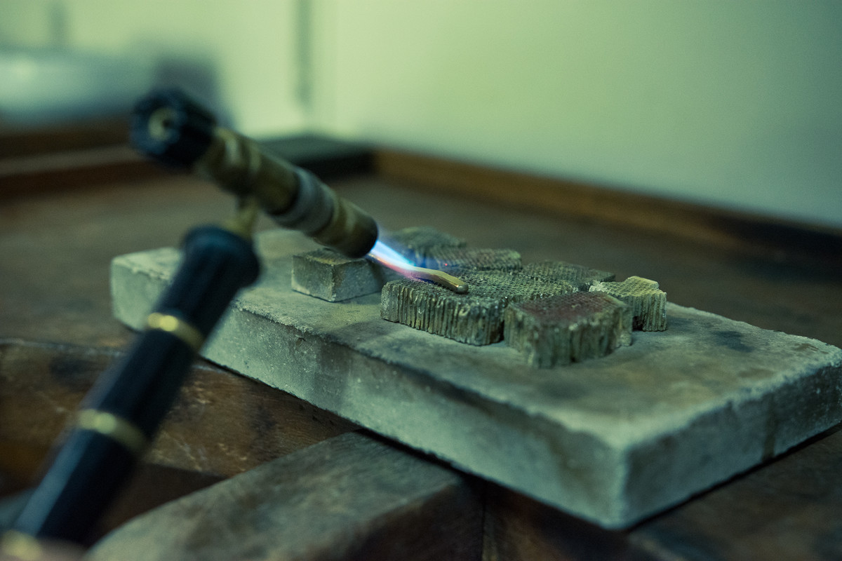 Ensaio pre-wedding casal fazendo alianças noivos ourives