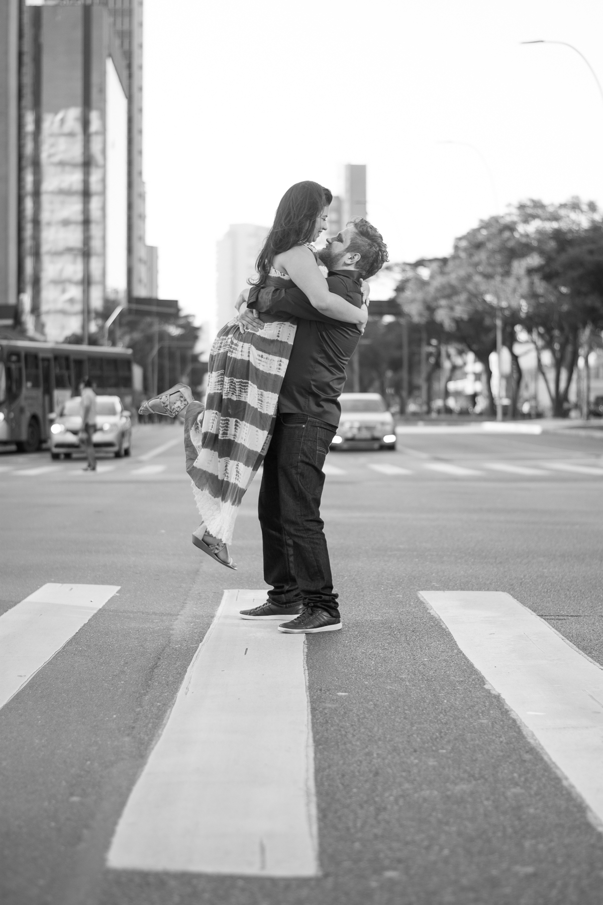 Ensaio urbano de prewedding de casal na avenida faria lima e Rebouças