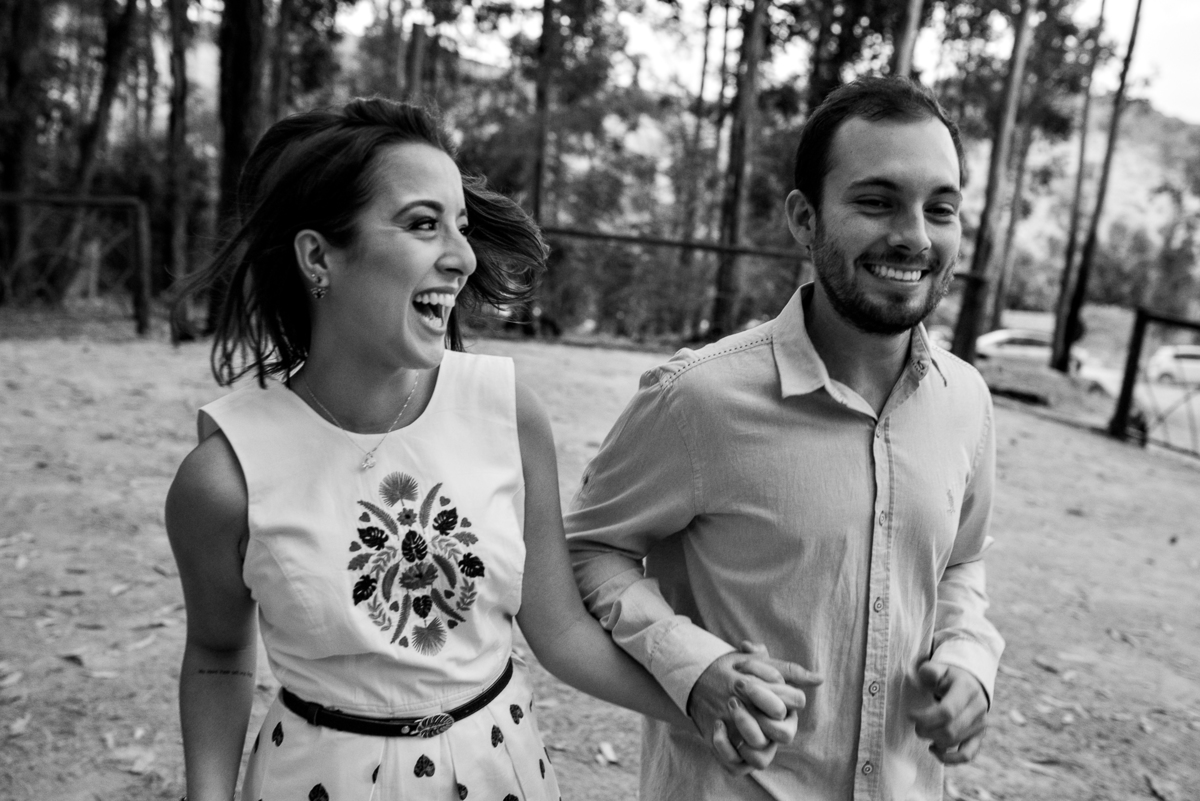 Ensaio casal pre casamento no espaço floresta em campinas no final de tarde de outono