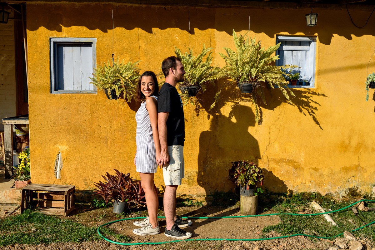 Ensaio casal pre casamento no espaço floresta em campinas no final de tarde de outono