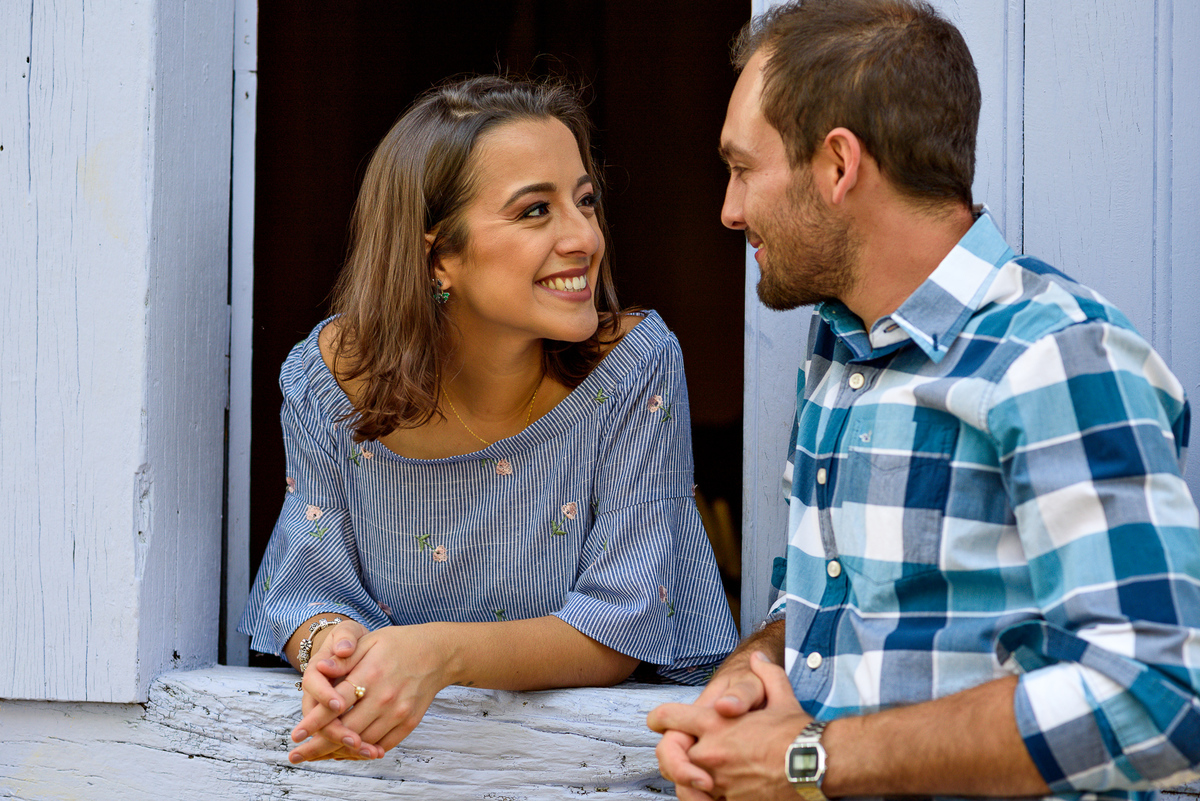 Ensaio casal pre casamento no espaço floresta em campinas no final de tarde de outono