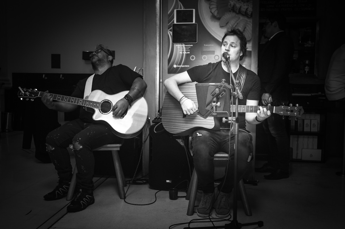 Happy Hour no Japengo Higienópolis com a Banda FeZaka tocando rock e pop nacional e internacional