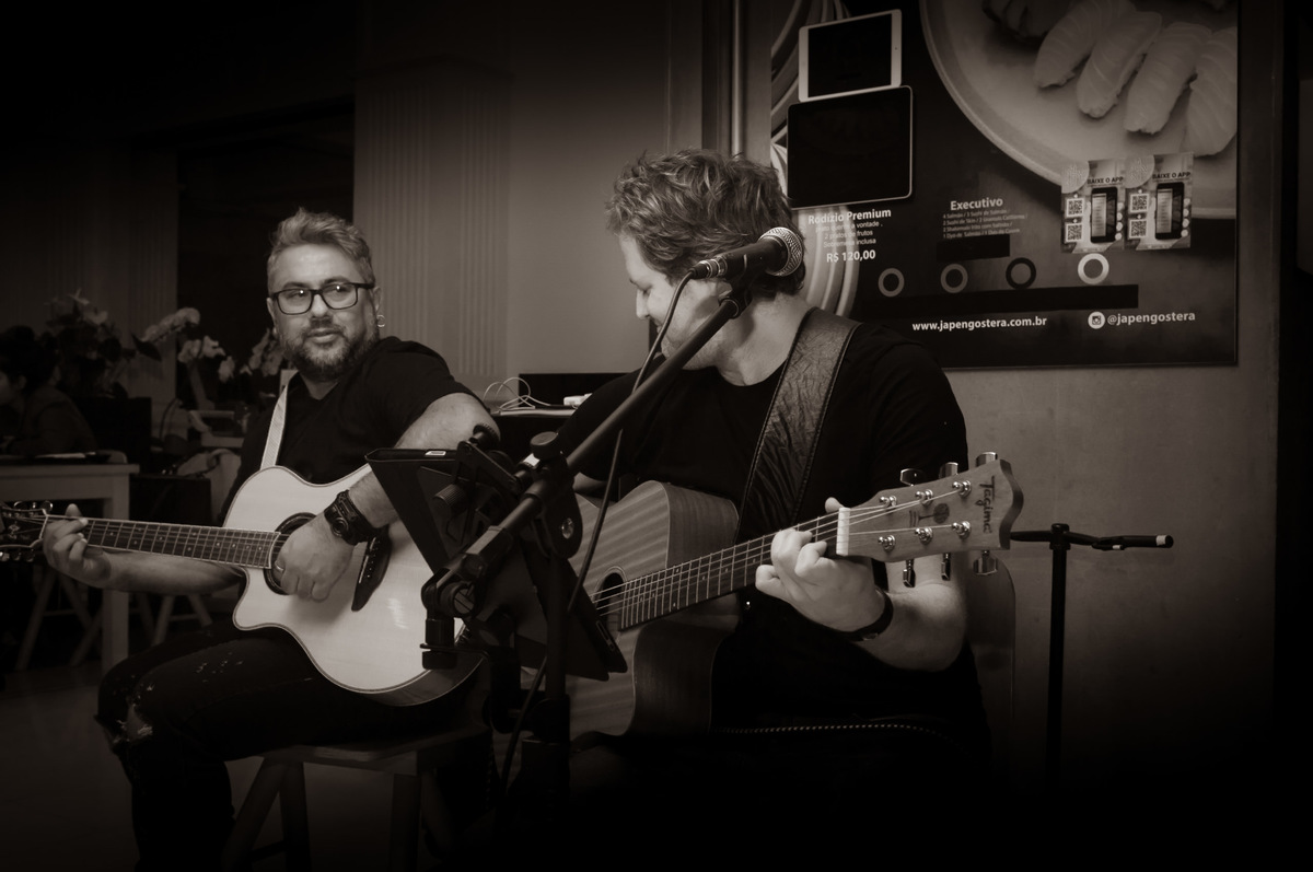 Happy Hour no Japengo Higienópolis com a Banda FeZaka tocando rock e pop nacional e internacional