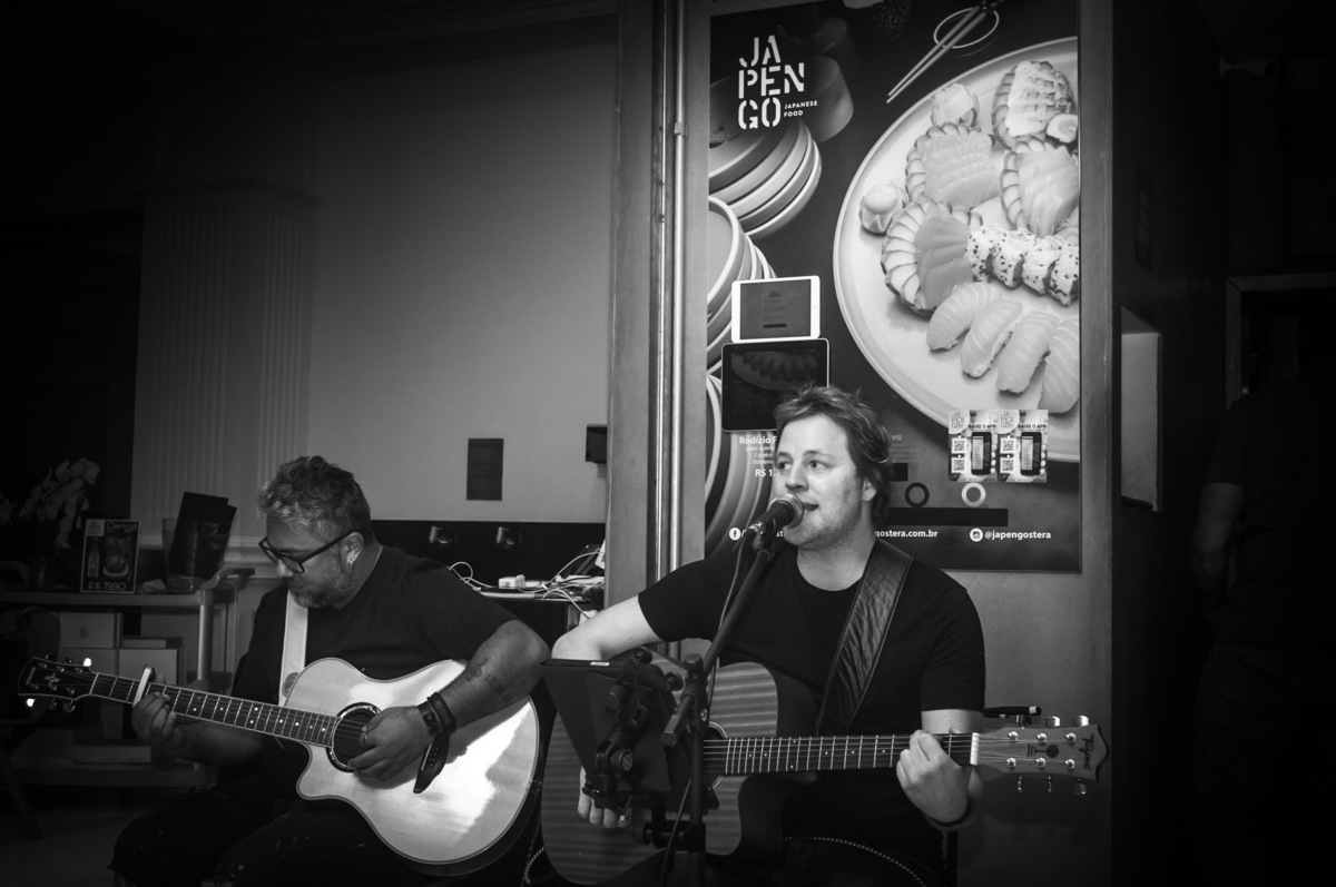 Happy Hour no Japengo Higienópolis com a Banda FeZaka tocando rock e pop nacional e internacional