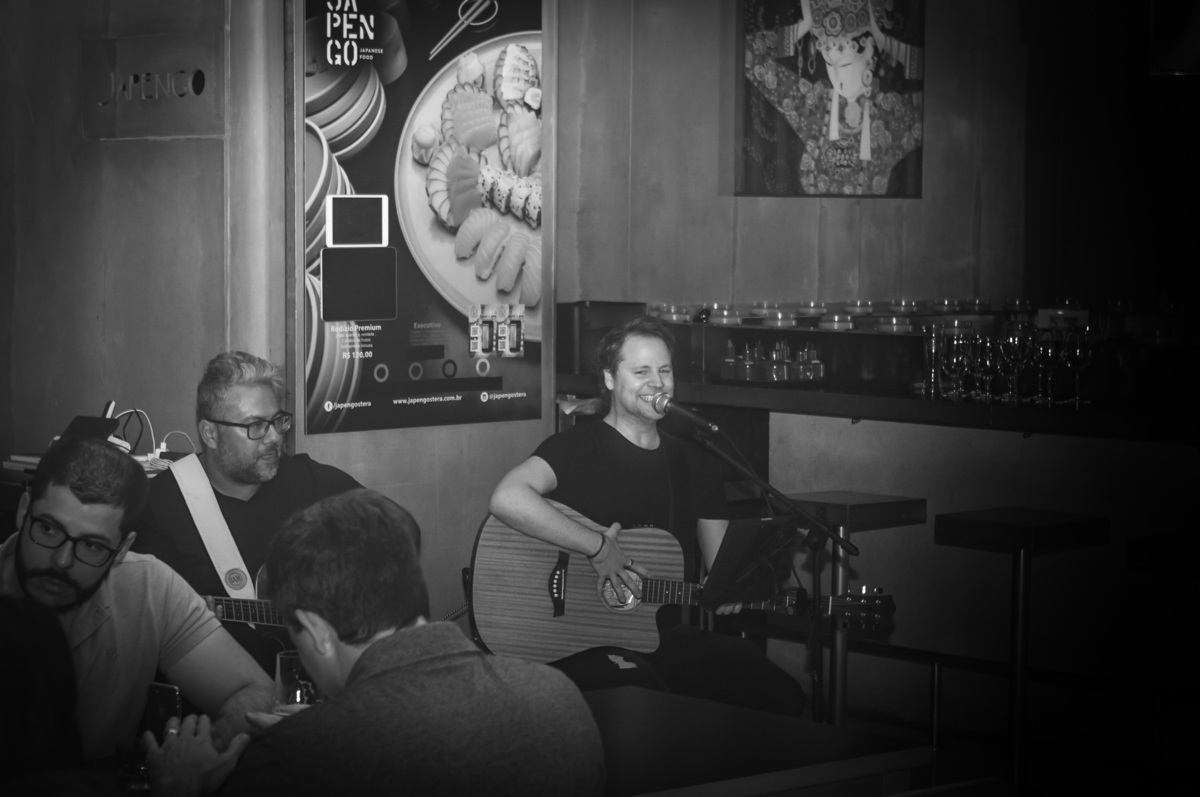 Happy Hour no Japengo Higienópolis com a Banda FeZaka tocando rock e pop nacional e internacional