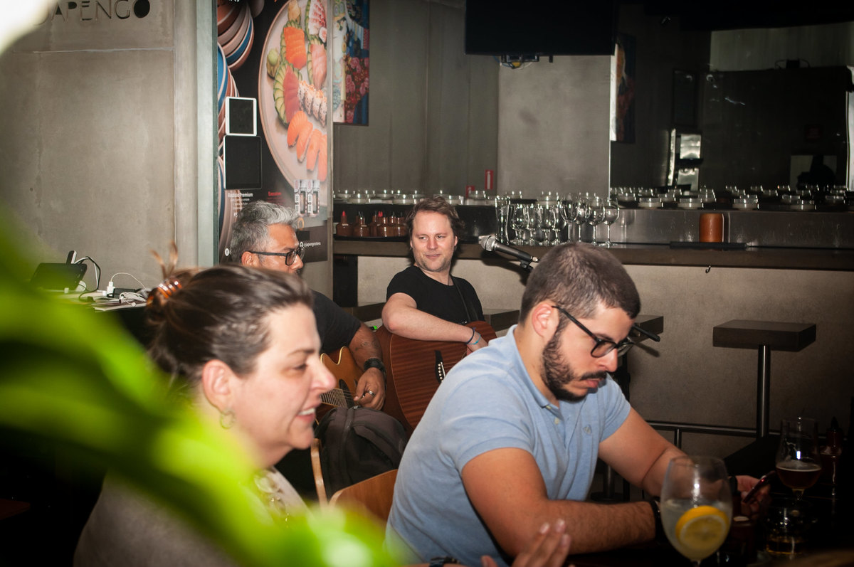 Happy Hour no Japengo Higienópolis com a Banda FeZaka tocando rock e pop nacional e internacional