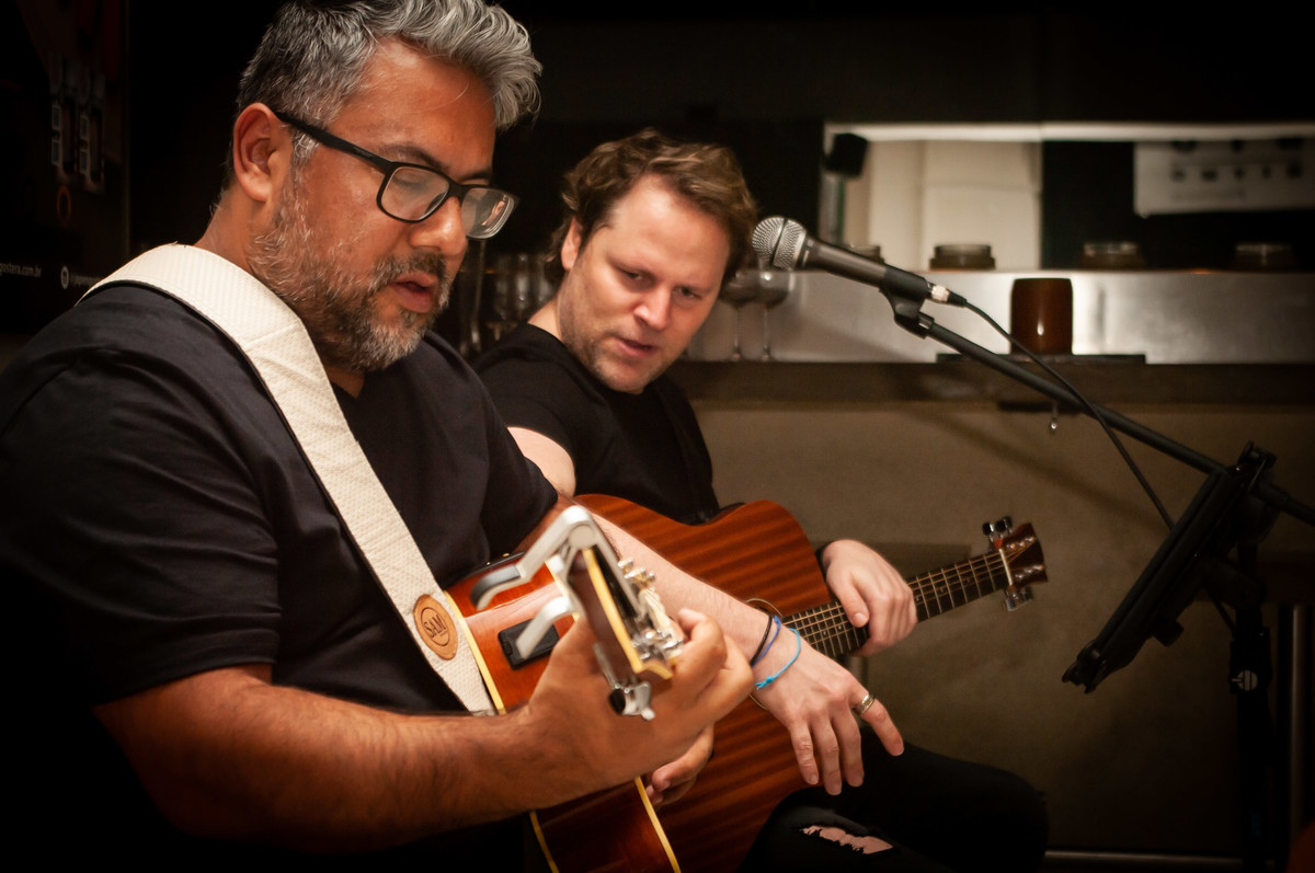 Happy Hour no Japengo Higienópolis com a Banda FeZaka tocando rock e pop nacional e internacional