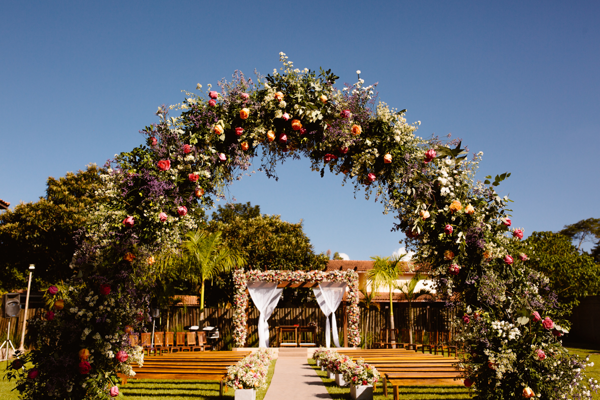 Decoração romântica com arco floral, colorido.